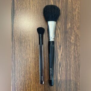 Large Laura Mercier powder brush natural bristles
Kevin Aucion sculpt brush